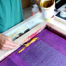 Atelier créatif DIY sérigraphie papier Amiens pour réaliser un miroir