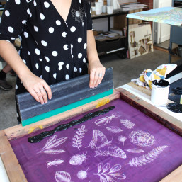 Atelier DIY affiche à sérigraphier soi-même sur une ancienne carte