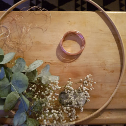 Atelier couronne de Noël eucalyptus à côté d'Amiens